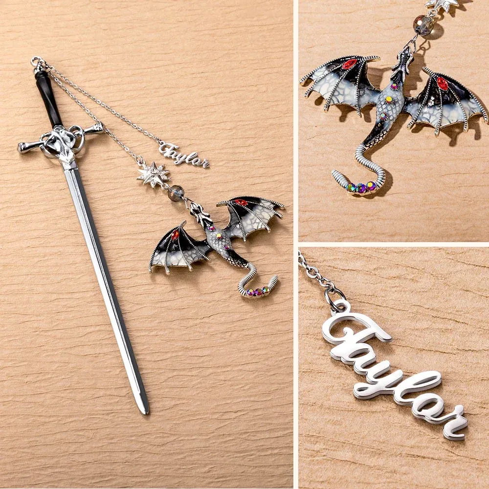 Personalisiertes Lesezeichen Mit Drachenschwert – Personalisierter Name, Fantasy-anhänger Mit Geflügeltem Drachen, Metall, Geschenk Für Buchliebhaber - 