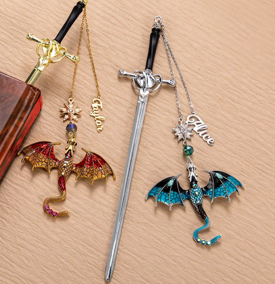 Personalisiertes Lesezeichen Mit Drachenschwert – Personalisierter Name, Fantasy-anhänger Mit Geflügeltem Drachen, Metall, Geschenk Für Buchliebhaber - 
