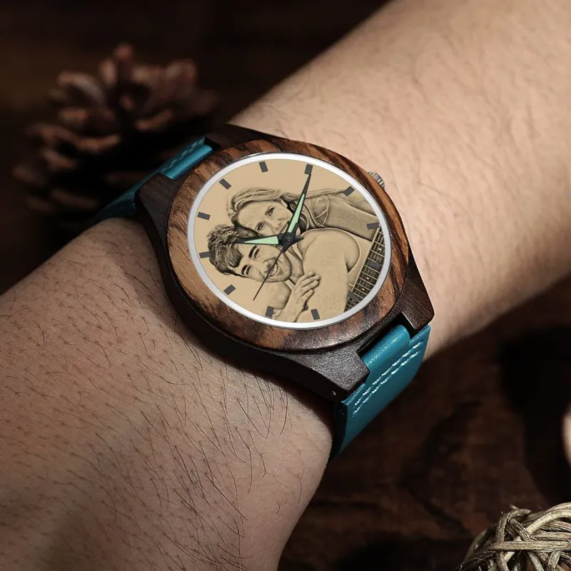 Herrenuhr Aus Holz Mit Fotogravur, Blaues Lederarmband – Sandelholz -