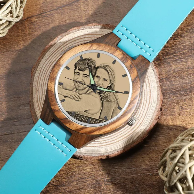 Herrenuhr Aus Holz Mit Fotogravur, Blaues Lederarmband – Sandelholz -