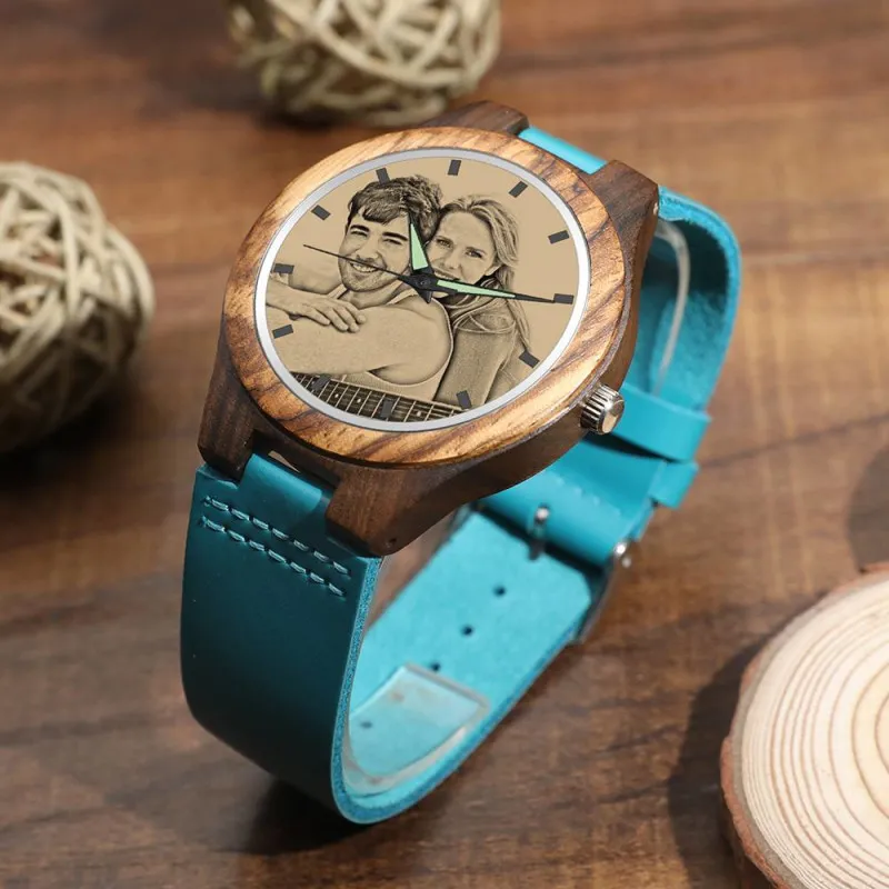 Herrenuhr Aus Holz Mit Fotogravur, Blaues Lederarmband – Sandelholz -