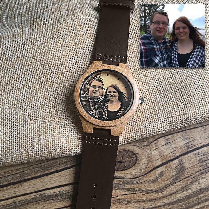 Personalisierte Herrenuhr Aus Holz Mit Fotogravur Und Braunem Rindslederarmband -