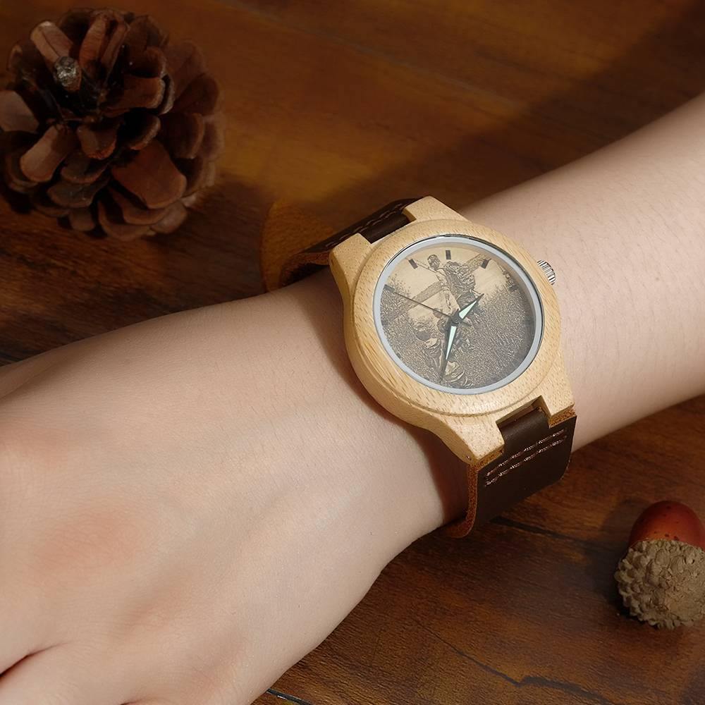 Personalisierte Herrenuhr Aus Holz Mit Fotogravur Und Braunem Rindslederarmband -