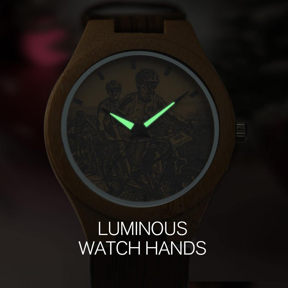 Personalisierte Herrenuhr Aus Holz Mit Fotogravur Und Braunem Rindslederarmband -