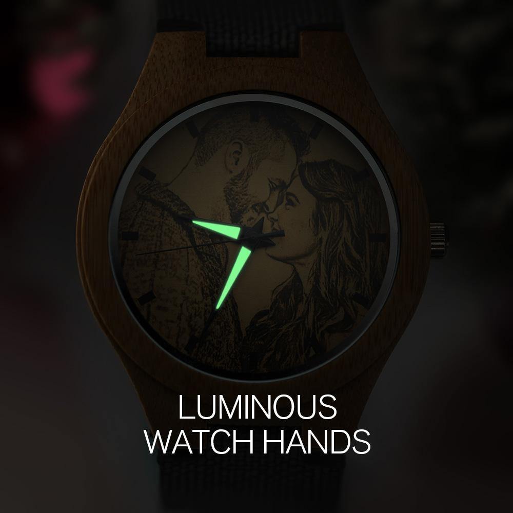 Herrenuhr Mit Fotogravur Aus Bambus, Graues Lederarmband, 45 Mm, Geschenk Für Den Freund -