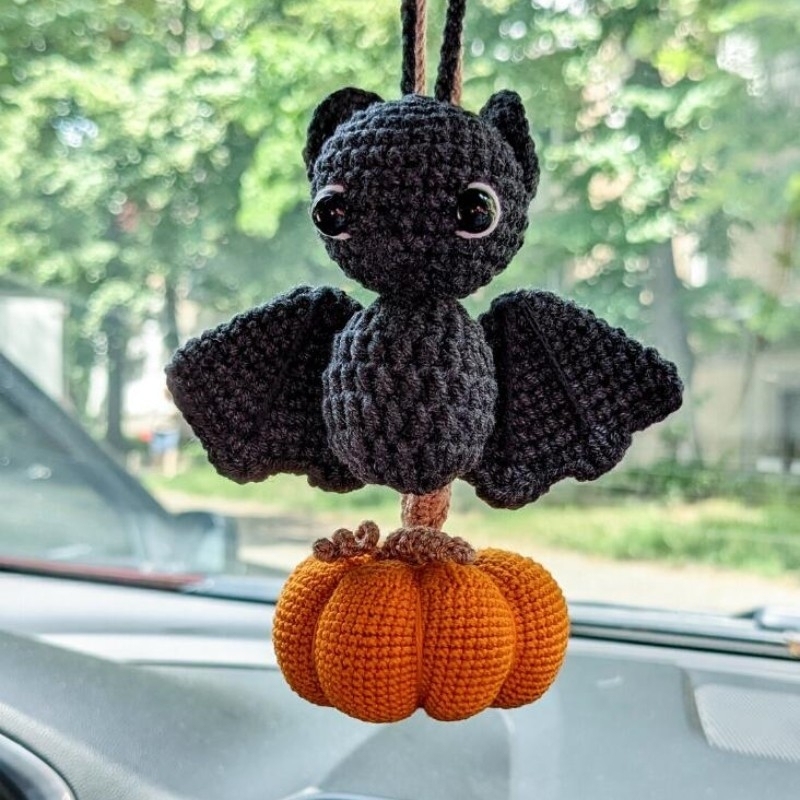 Gehäkelter Fledermaus-autoanhänger: Halloween-rückspiegel-dekoration - 