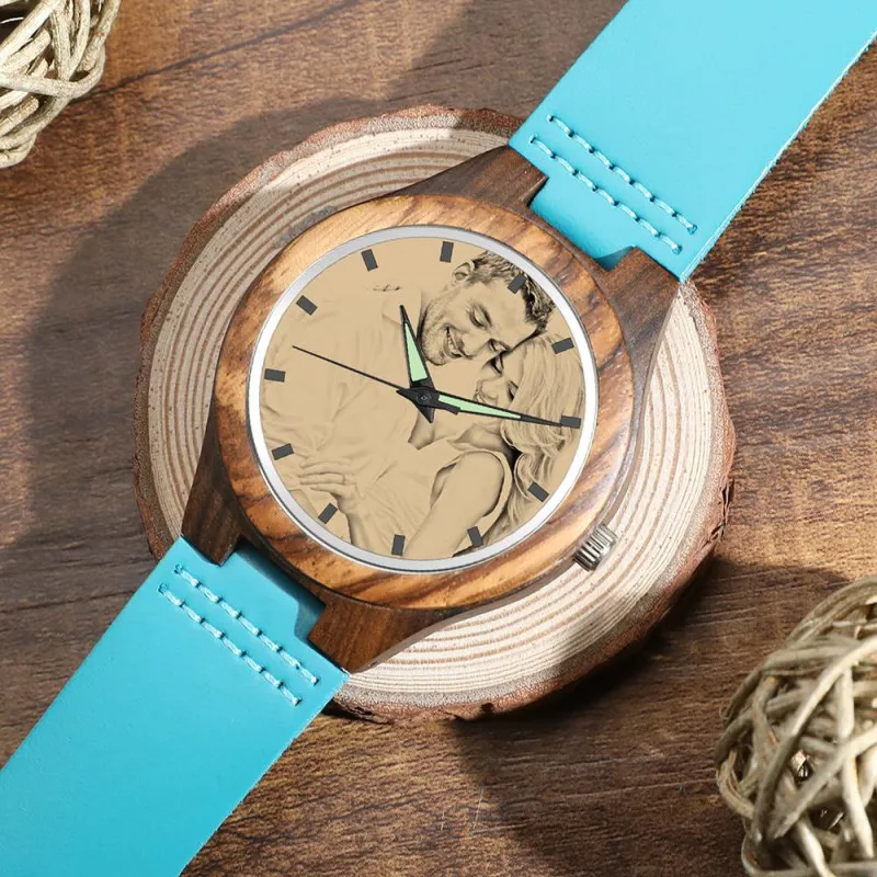 Damenuhr Aus Holz Mit Fotogravur, Blaues Lederarmband – Sandelholz -