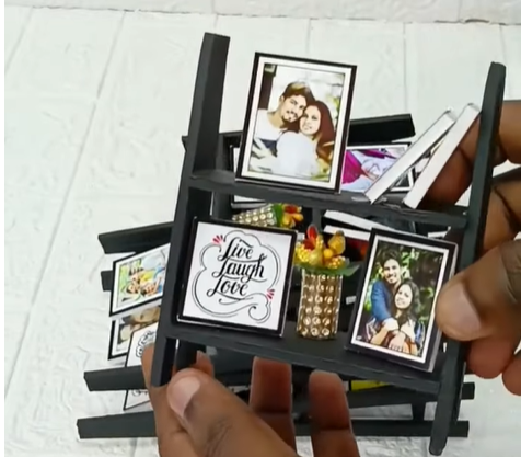 Das Miniaturregal – Individuelles Foto- Und Textgeschenk Zum Valentinstag, Personalisiertes Erinnerungsstück Für Paare - 