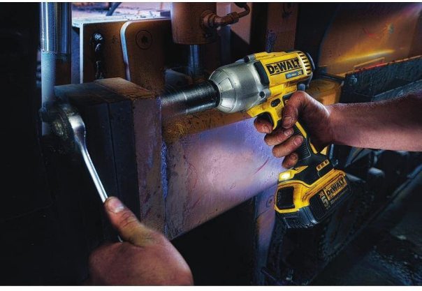 Zestaw akumulatorowych kluczy udarowych DEWALT 20V MAX XR z kowadłem pozycjonującym, 1/2" (DCF899P2)
