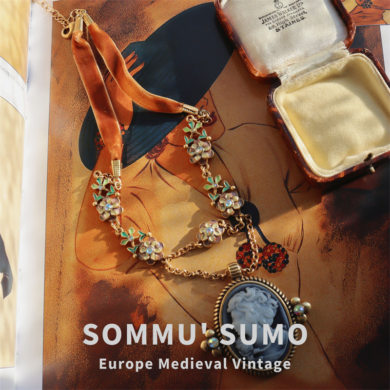 Chic RetroVibe Vintage French relief European head necklace