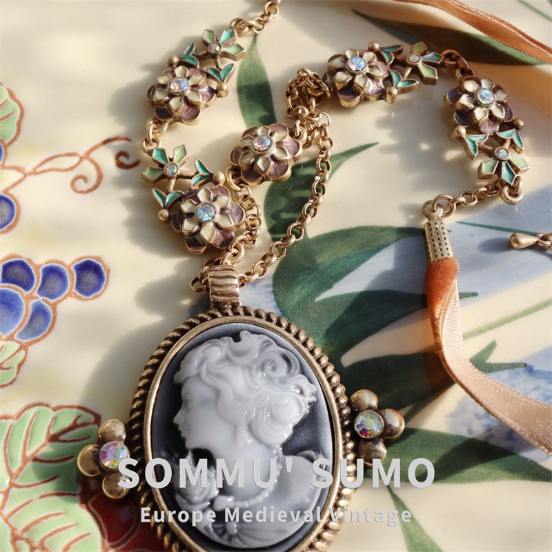 Chic RetroVibe Vintage French relief European head necklace