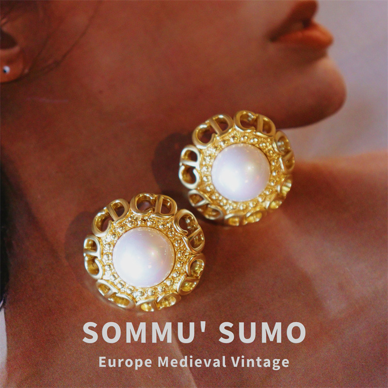 Chic RetroVibe Spiral ear clip round gold lettering flower pearl retro