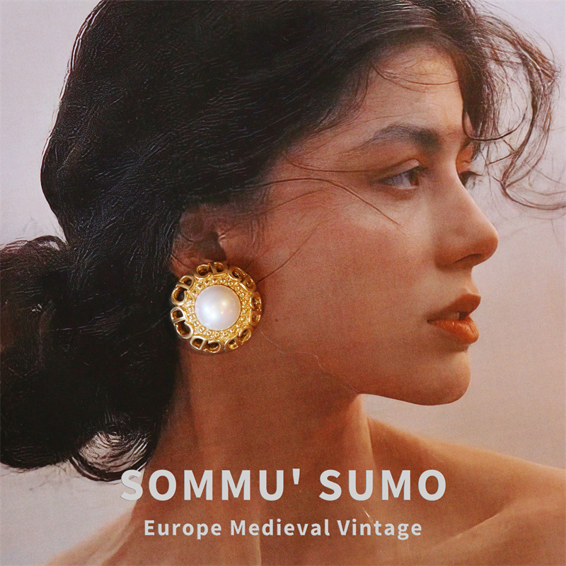 Chic RetroVibe Spiral ear clip round gold lettering flower pearl retro