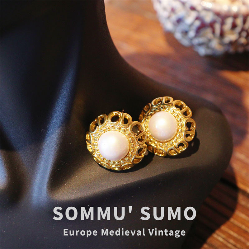 Chic RetroVibe Spiral ear clip round gold lettering flower pearl retro