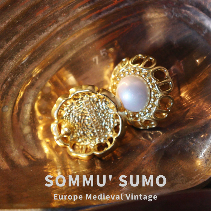 Chic RetroVibe Spiral ear clip round gold lettering flower pearl retro