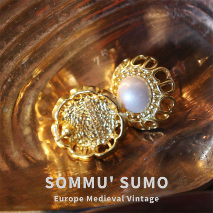 Chic RetroVibe Spiral ear clip round gold lettering flower pearl retro