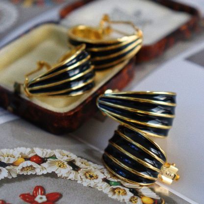 Chic Retrovibe Black Enamel Pattern Earrings