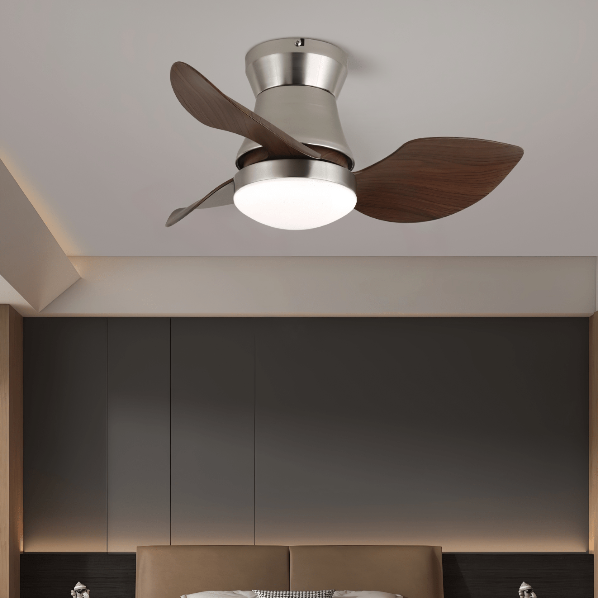 Vista de cerca del Ventilador de Techo Airlume con Luz y aspas de madera de nogal.