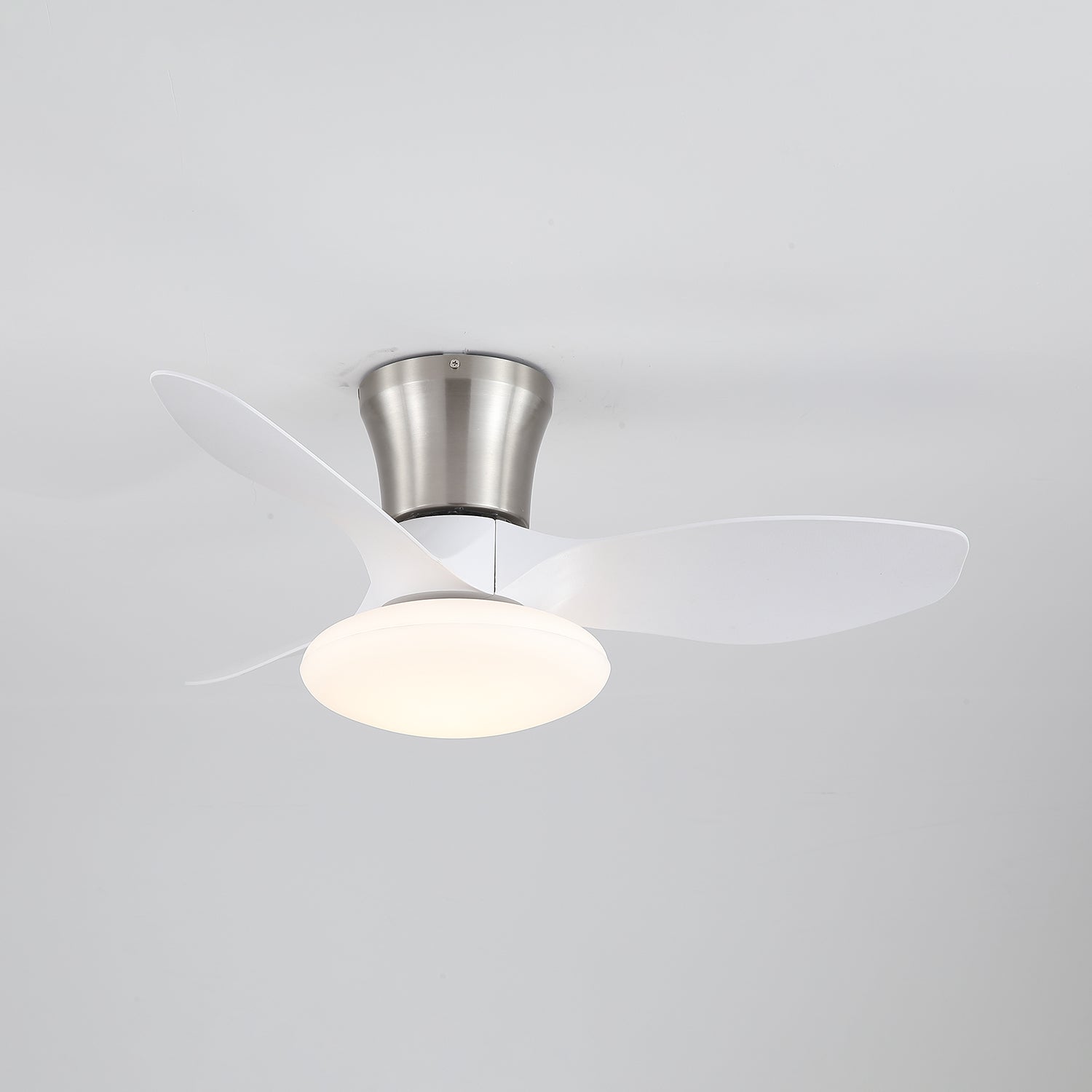 Ventilador de Techo Moderno de Madera Velora con Luz, primer plano del motor de cobre puro