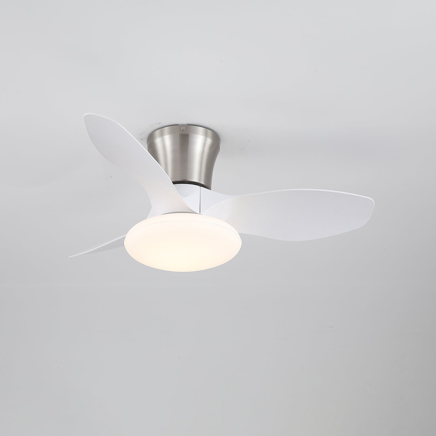 Ventilador de Techo Moderno de Madera Velora con Luz, demostrando el flujo de aire