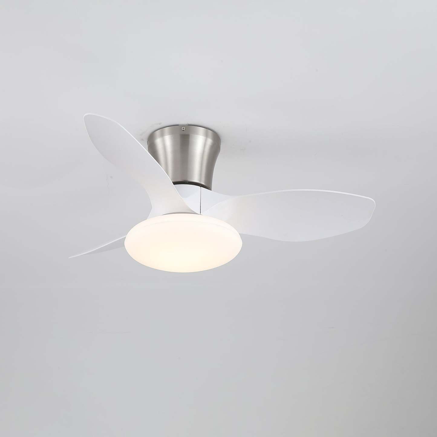 Ventilador de Techo Moderno de Madera Velora con Luz, demostrando el flujo de aire