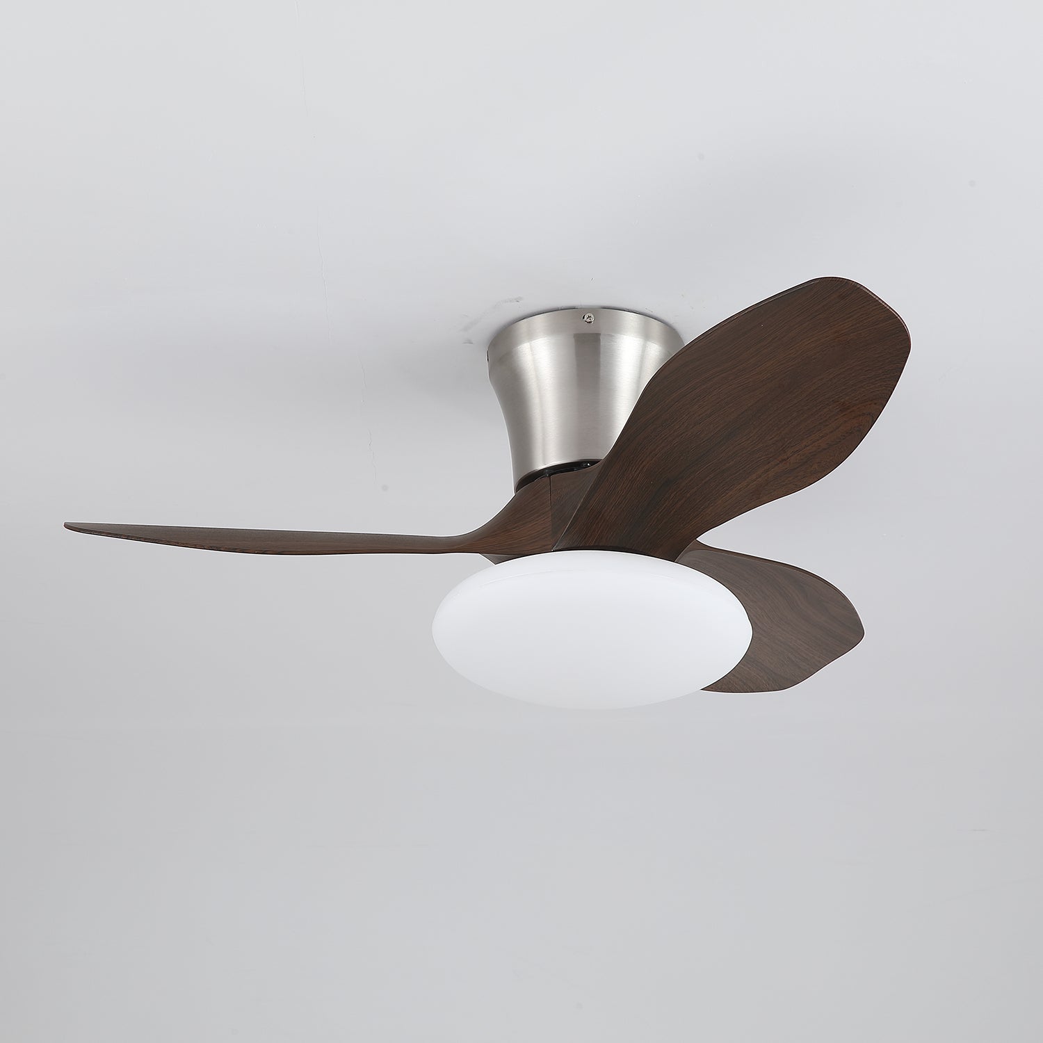 Ventilador de Techo Moderno de Madera Velora con Luz, mostrando estructura de metal