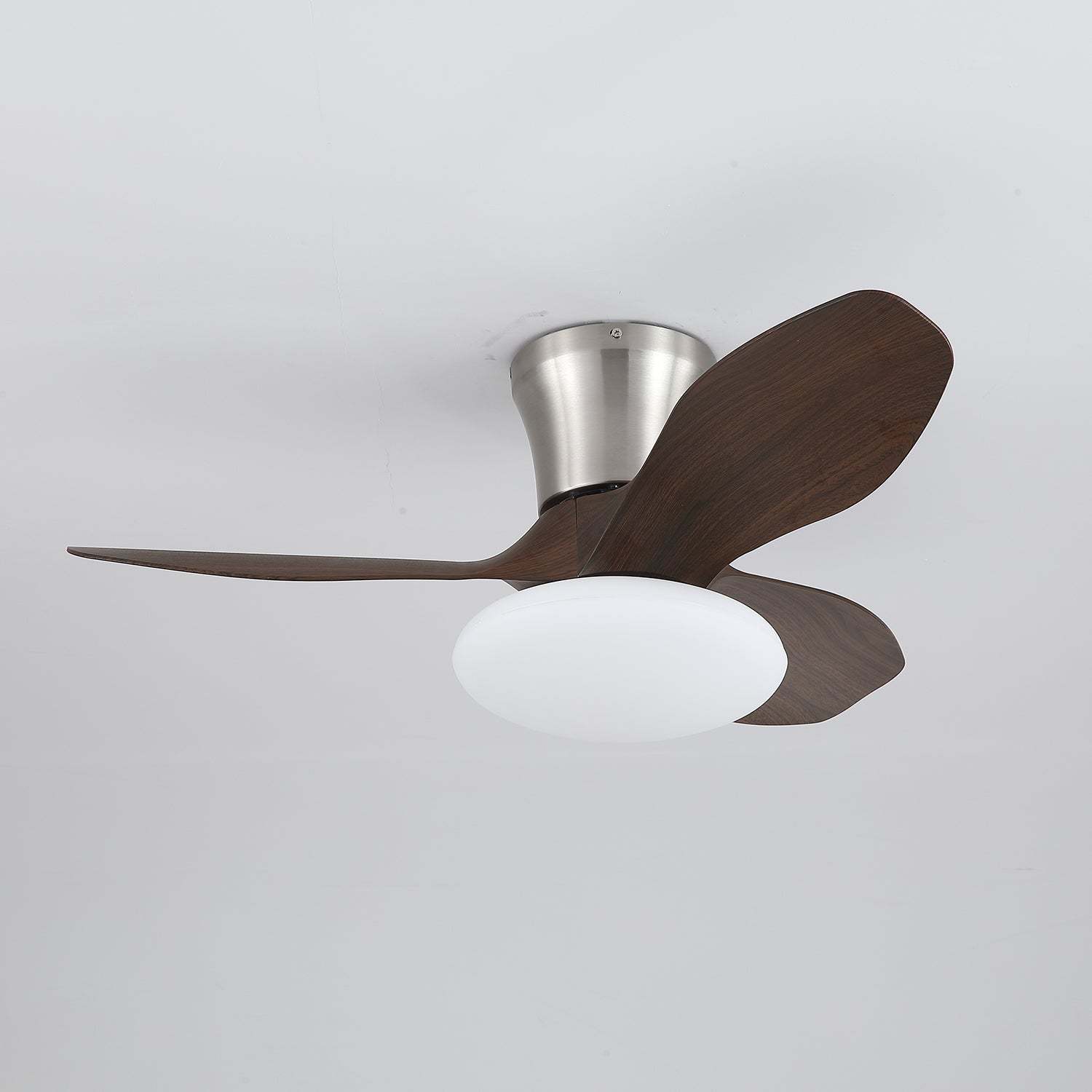 Ventilador de Techo Moderno de Madera Velora con Luz, mostrando estructura de metal