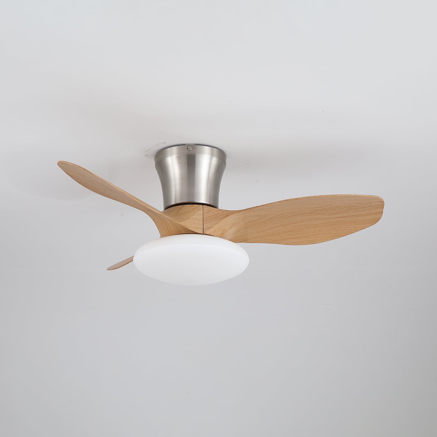 Ventilador de Techo Moderno de Madera Velora con Luz, en acabado níquel