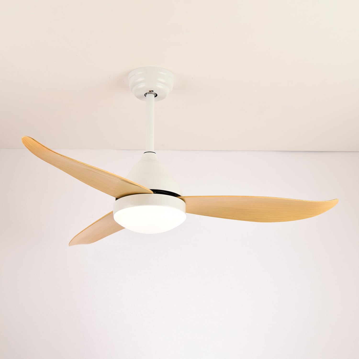 Ventilador de techo con luz, mostrando acabado de madera y pantalla acrílica.