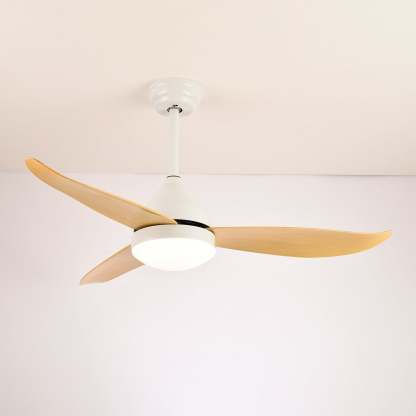 Ventilador de techo con luz, mostrando acabado de madera y pantalla acrílica.