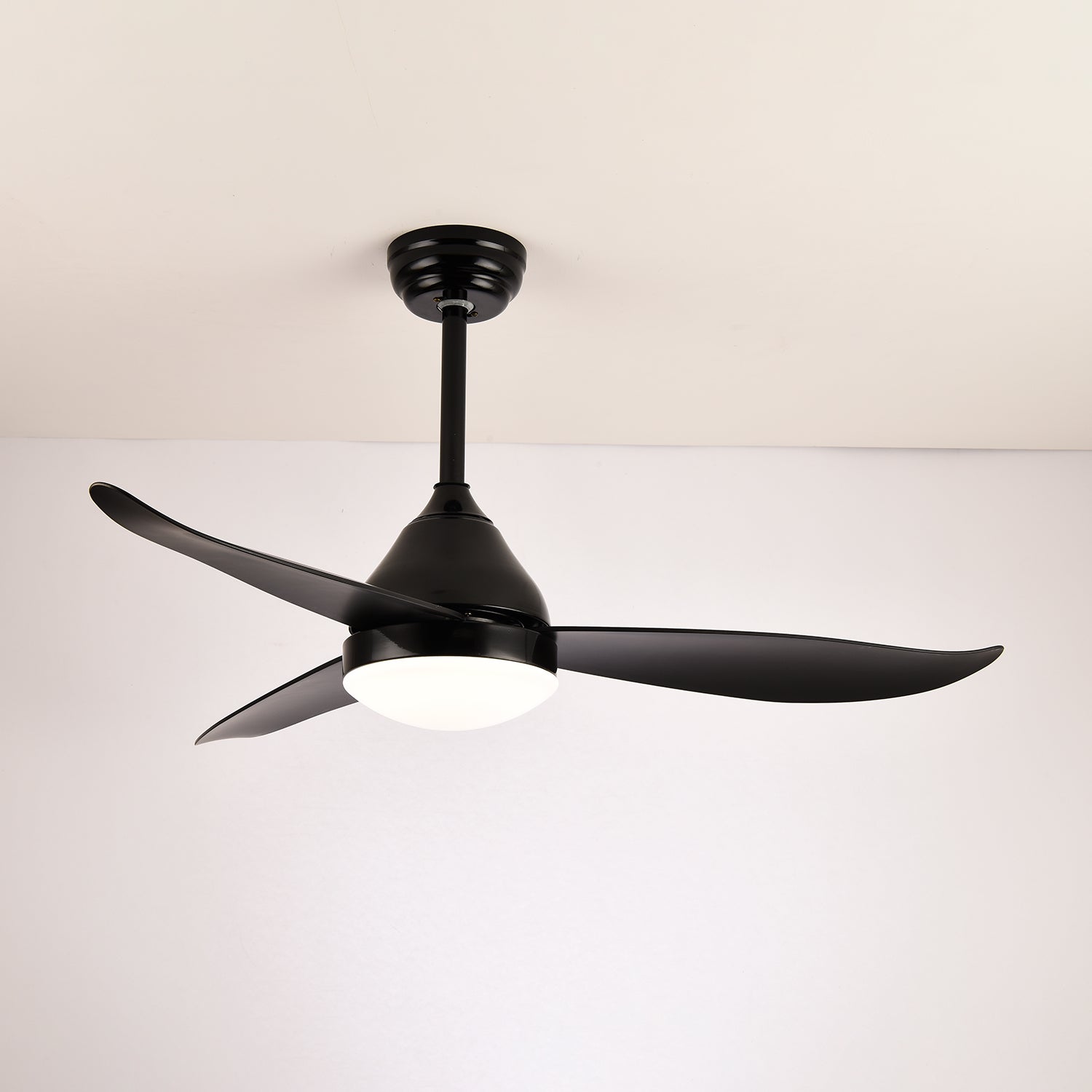 Ventilador de techo con luz, mostrando su diámetro de 106 cm.