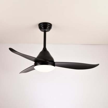 Ventilador de techo con luz, mostrando su diámetro de 106 cm.