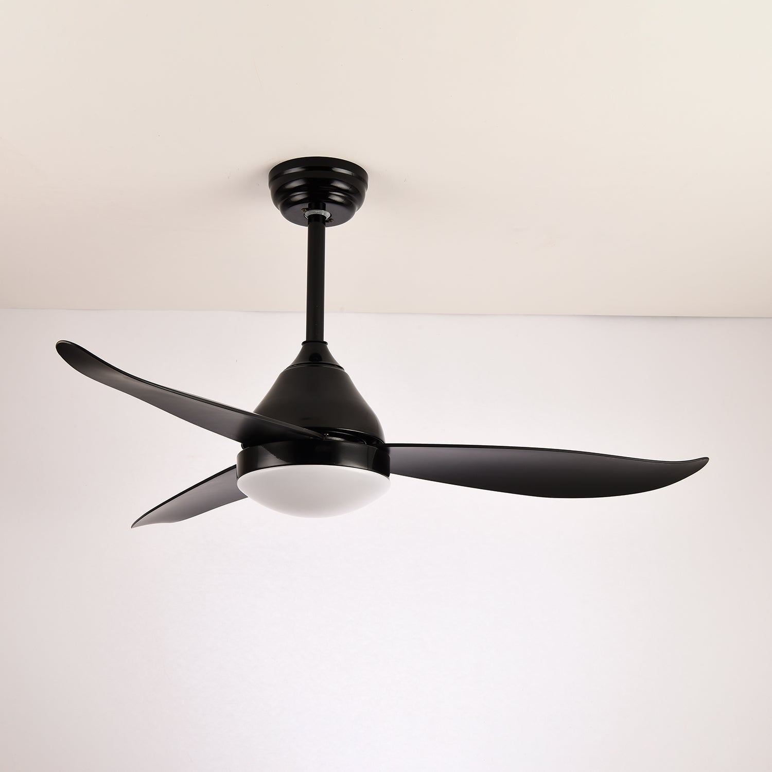 Ventilador de techo moderno de madera, destacando la opción de acabado del cuerpo en negro.