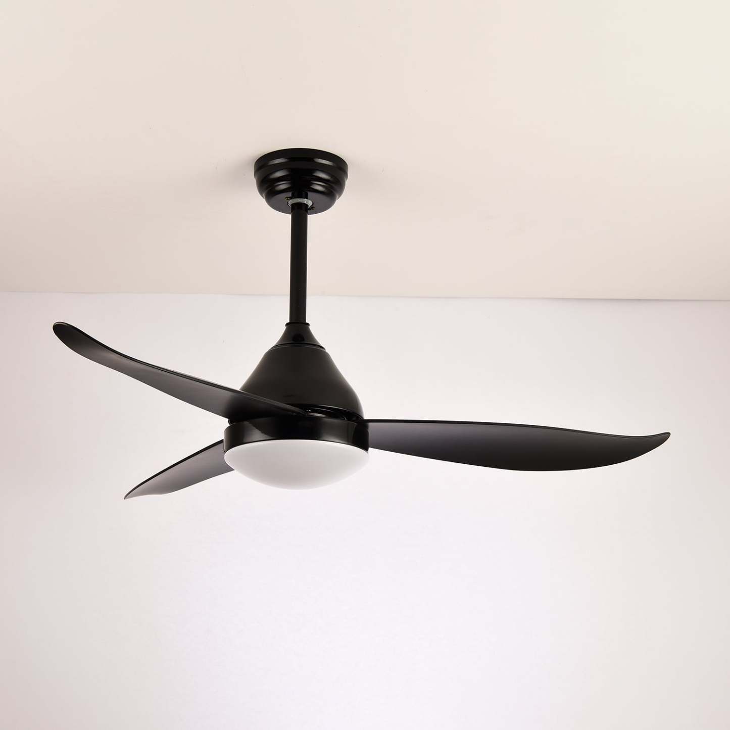 Ventilador de techo moderno de madera, destacando la opción de acabado del cuerpo en negro.