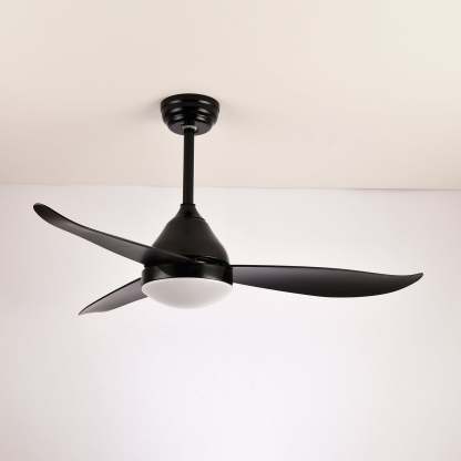 Ventilador de techo moderno de madera, destacando la opción de acabado del cuerpo en negro.
