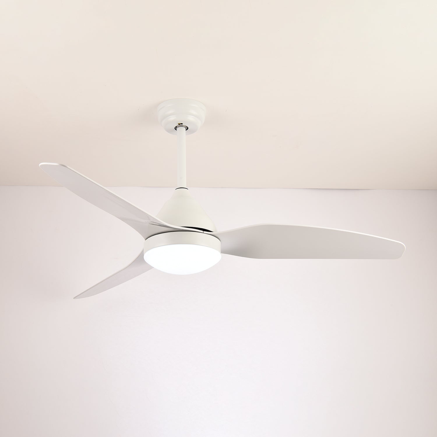 Ventilador de techo Fia instalado en una sala de estar moderna.