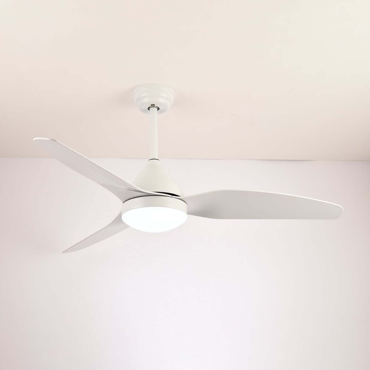 Ventilador de techo Fia instalado en una sala de estar moderna.