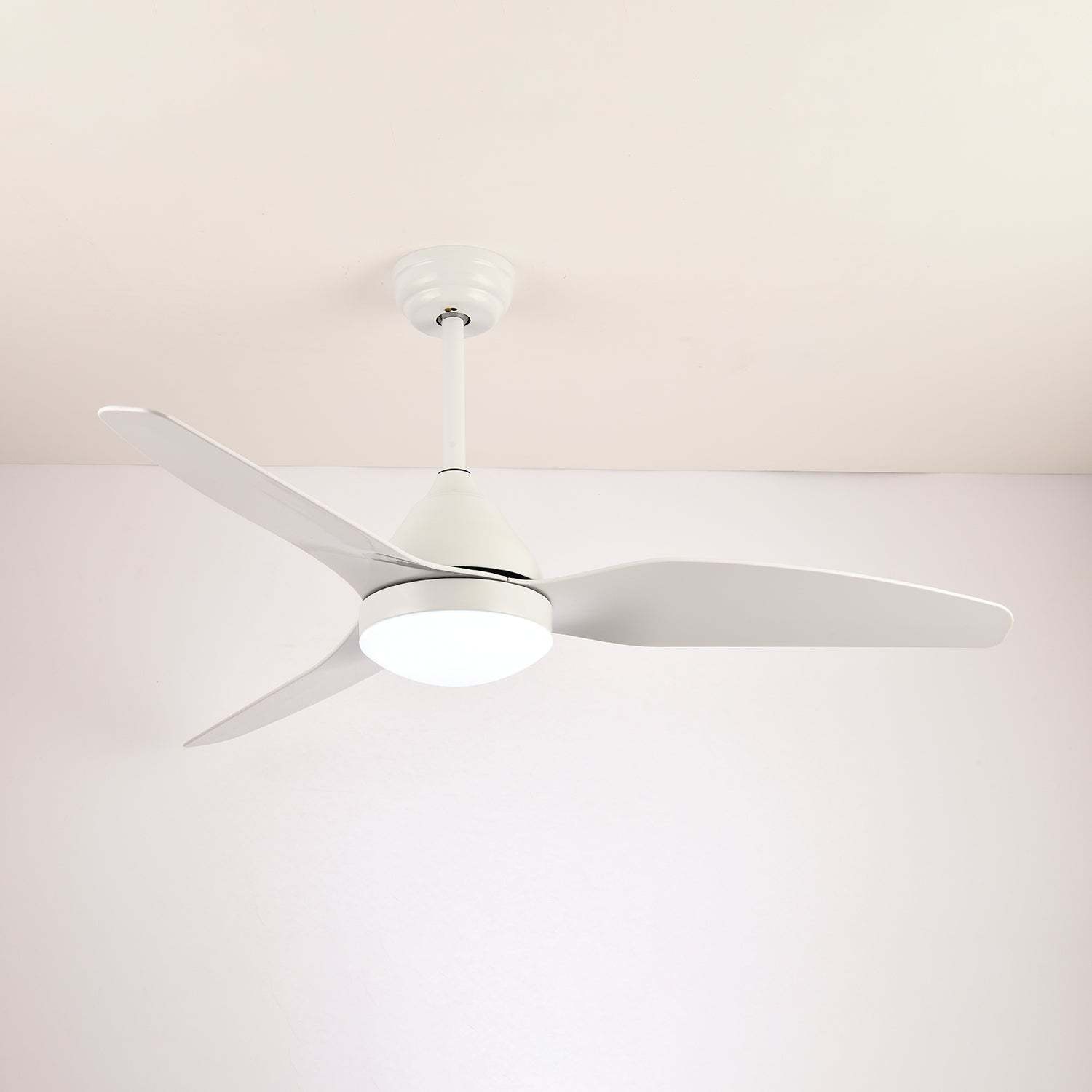 Ventilador de techo Fia instalado en una sala de estar moderna.