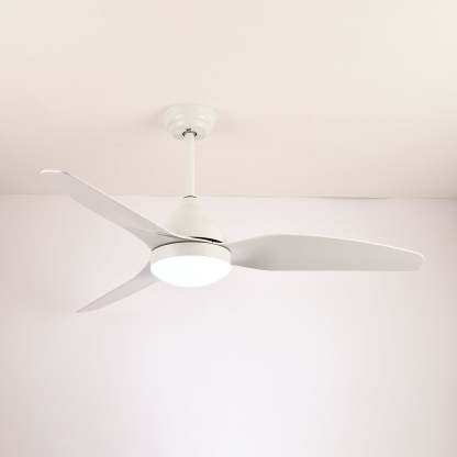 Ventilador de techo Fia instalado en una sala de estar moderna.