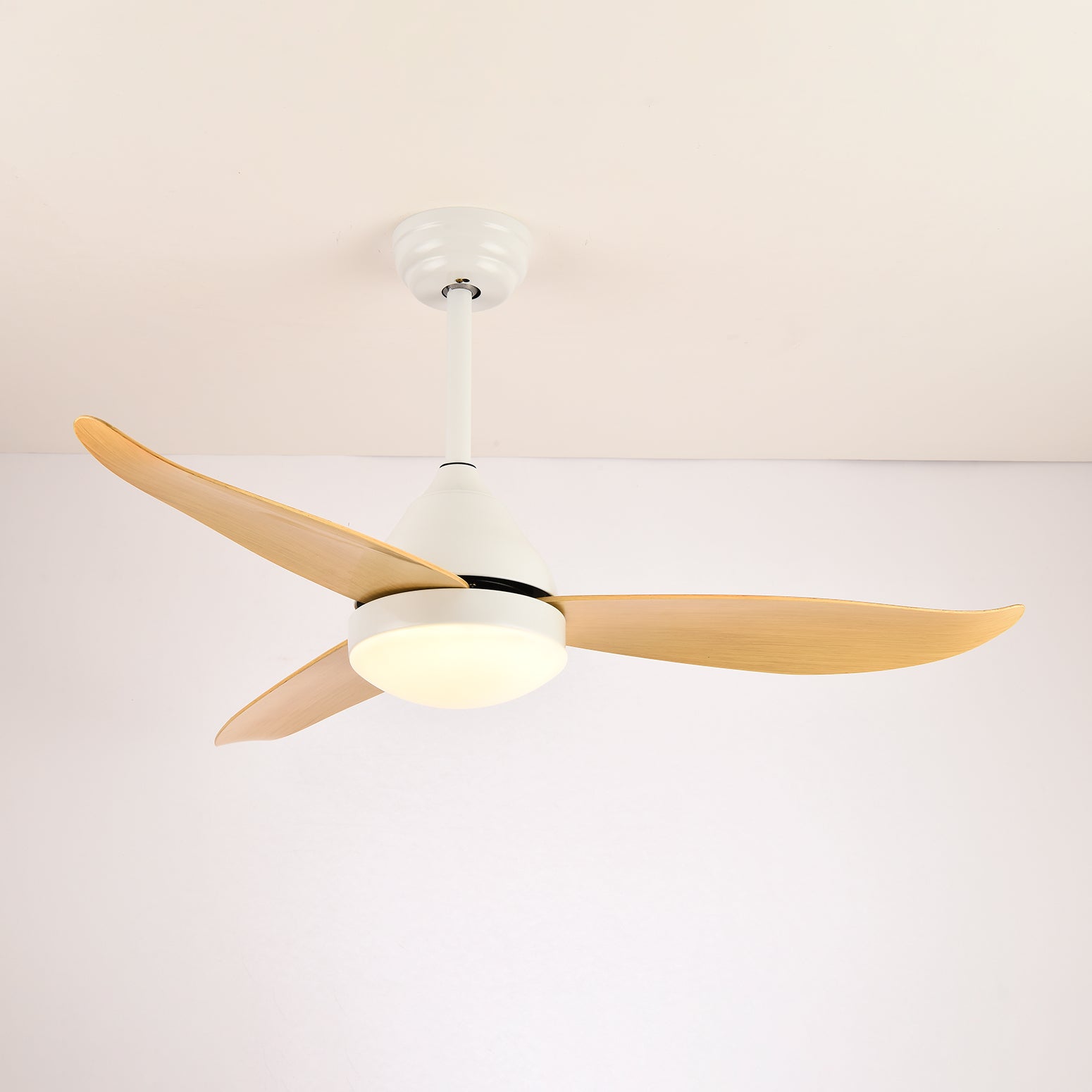 Ventilador de techo moderno de madera con luz LED integrada, primer plano de las aspas.