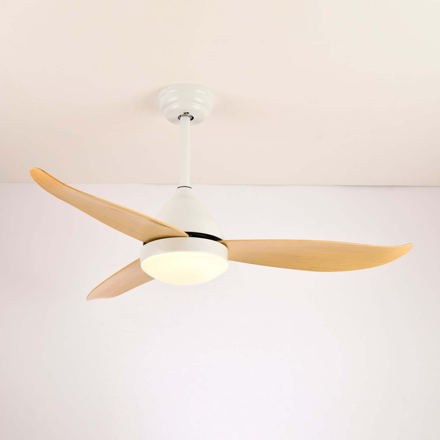 Ventilador de techo moderno de madera con luz LED integrada, primer plano de las aspas.