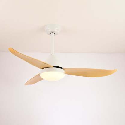 Ventilador de techo moderno de madera con luz LED integrada, primer plano de las aspas.