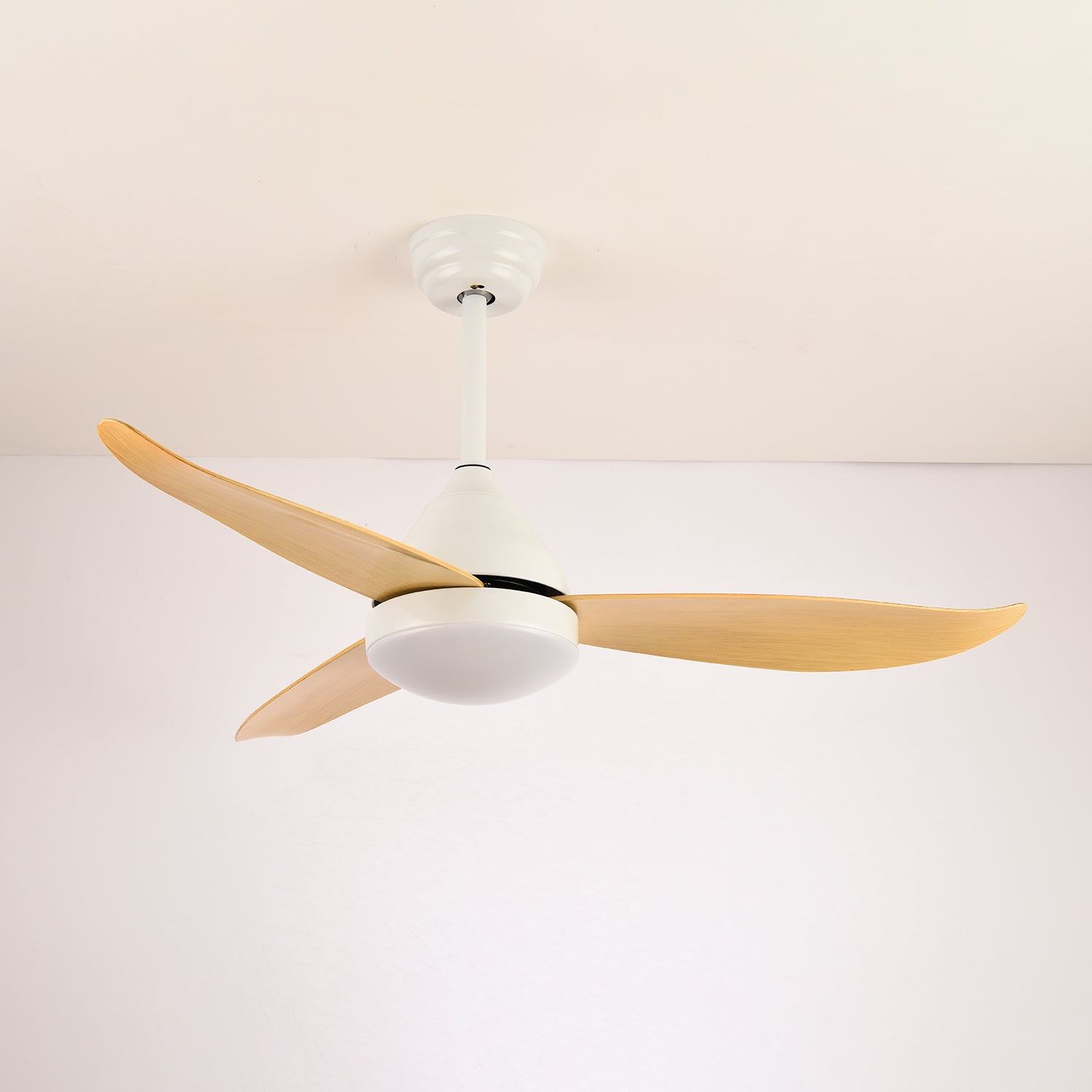 Fuente de luz LED integrada del ventilador de techo moderno.