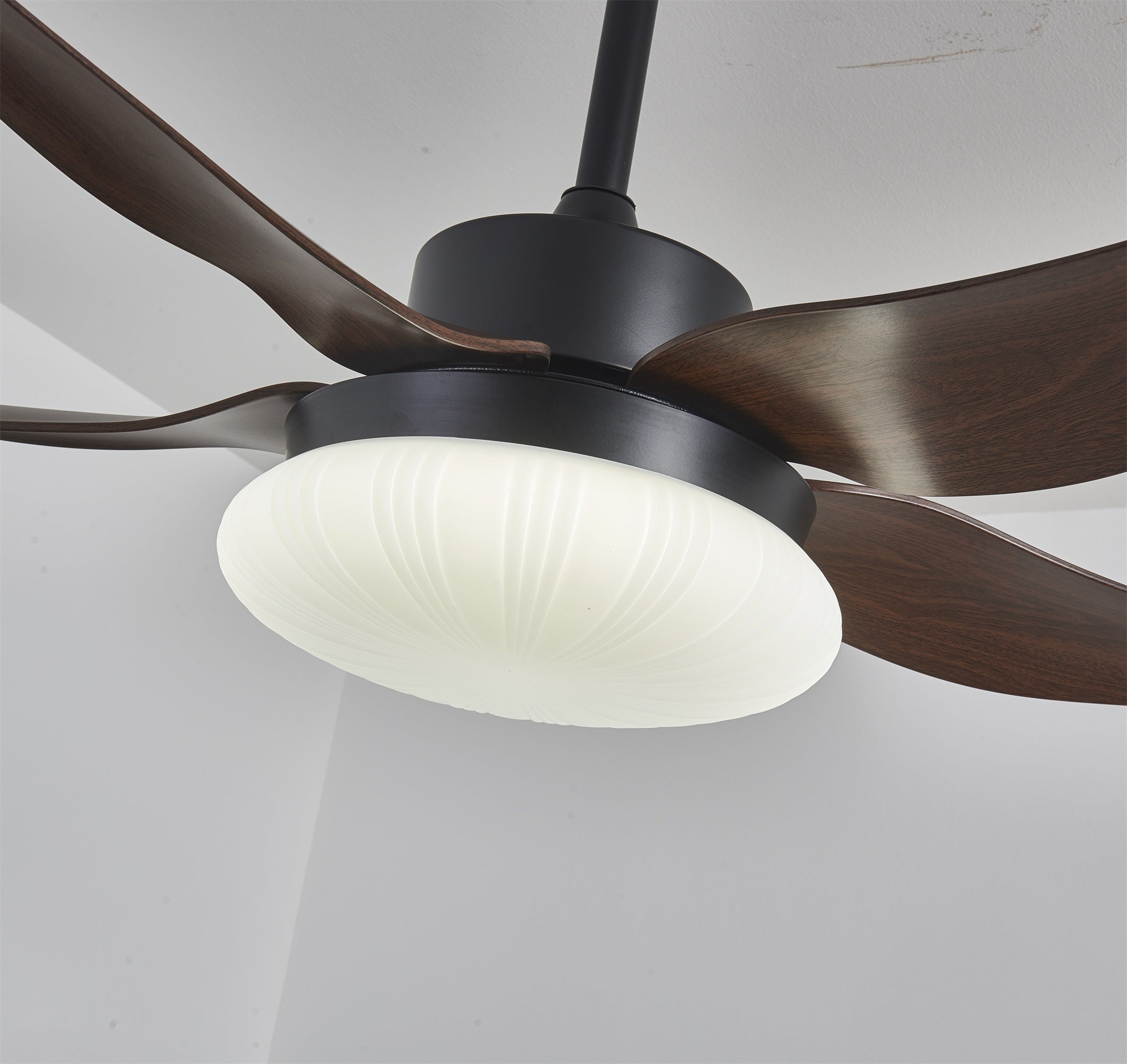 Ventilador de Techo con Luz Zerith, mostrando instalación con conexión directa