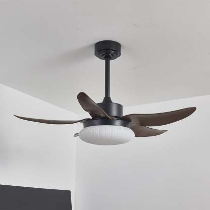 Ventilador de Techo con Luz Zerith, mostrando estructura metálica y pantalla acrílica