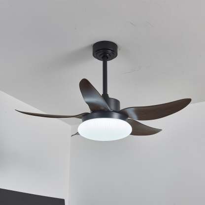Ventilador de Techo con Luz Zerith instalado en una sala de estar moderna