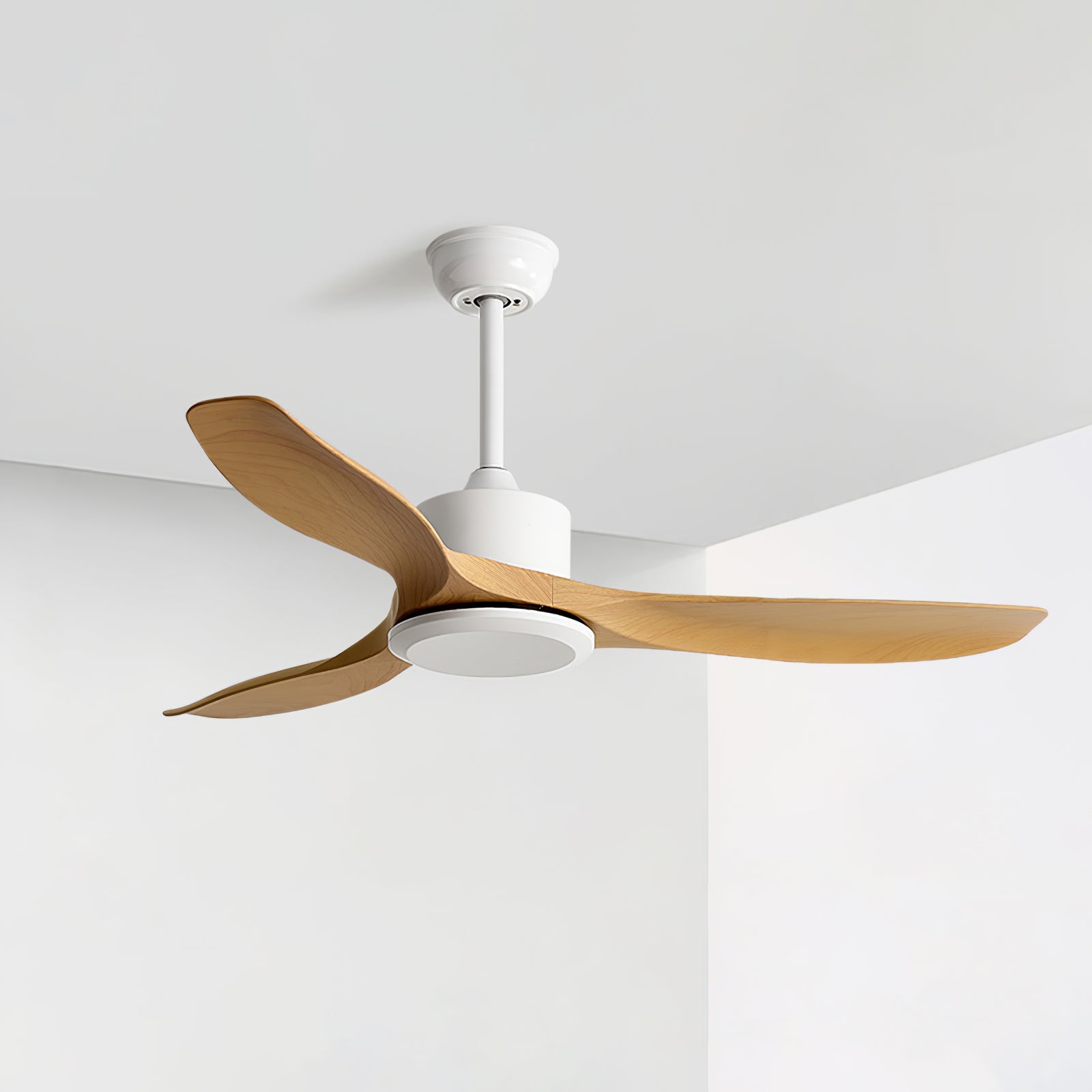 Ventilador de Techo Minimalista Meren de Madera desde un ángulo bajo