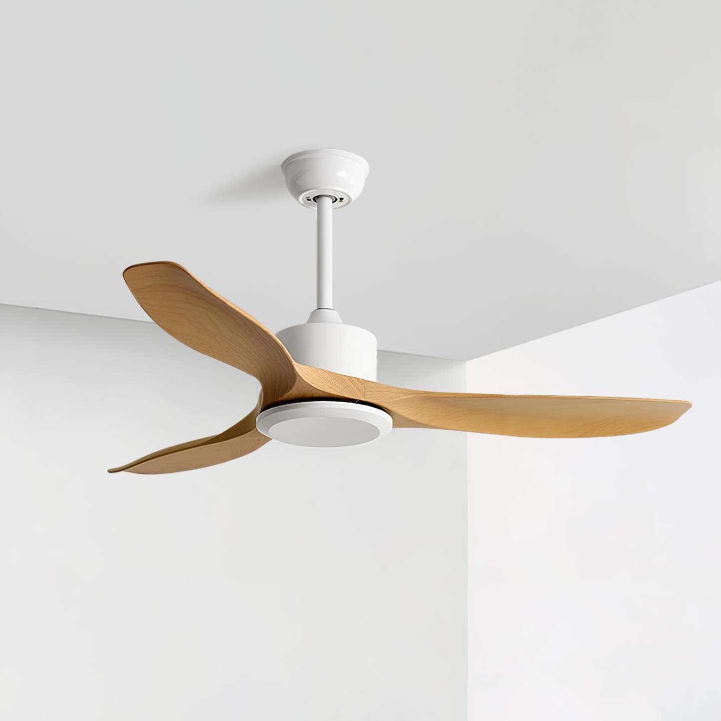 Ventilador de Techo Minimalista Meren de Madera desde un ángulo bajo