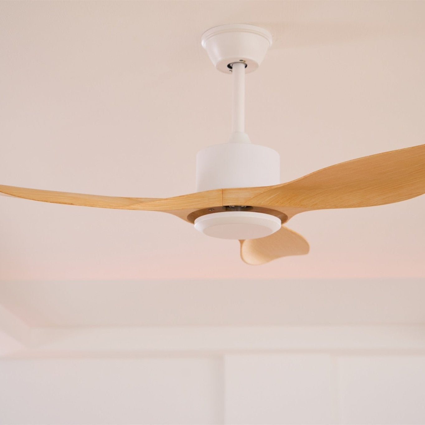 Ventilador de Techo Minimalista Meren de Madera en un espacio de planta abierta