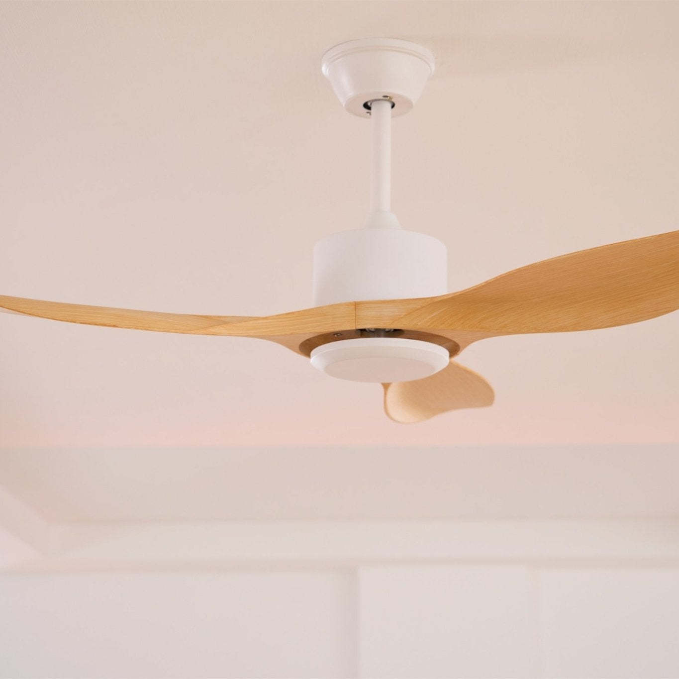 Ventilador de Techo Minimalista Meren de Madera en un espacio de planta abierta
